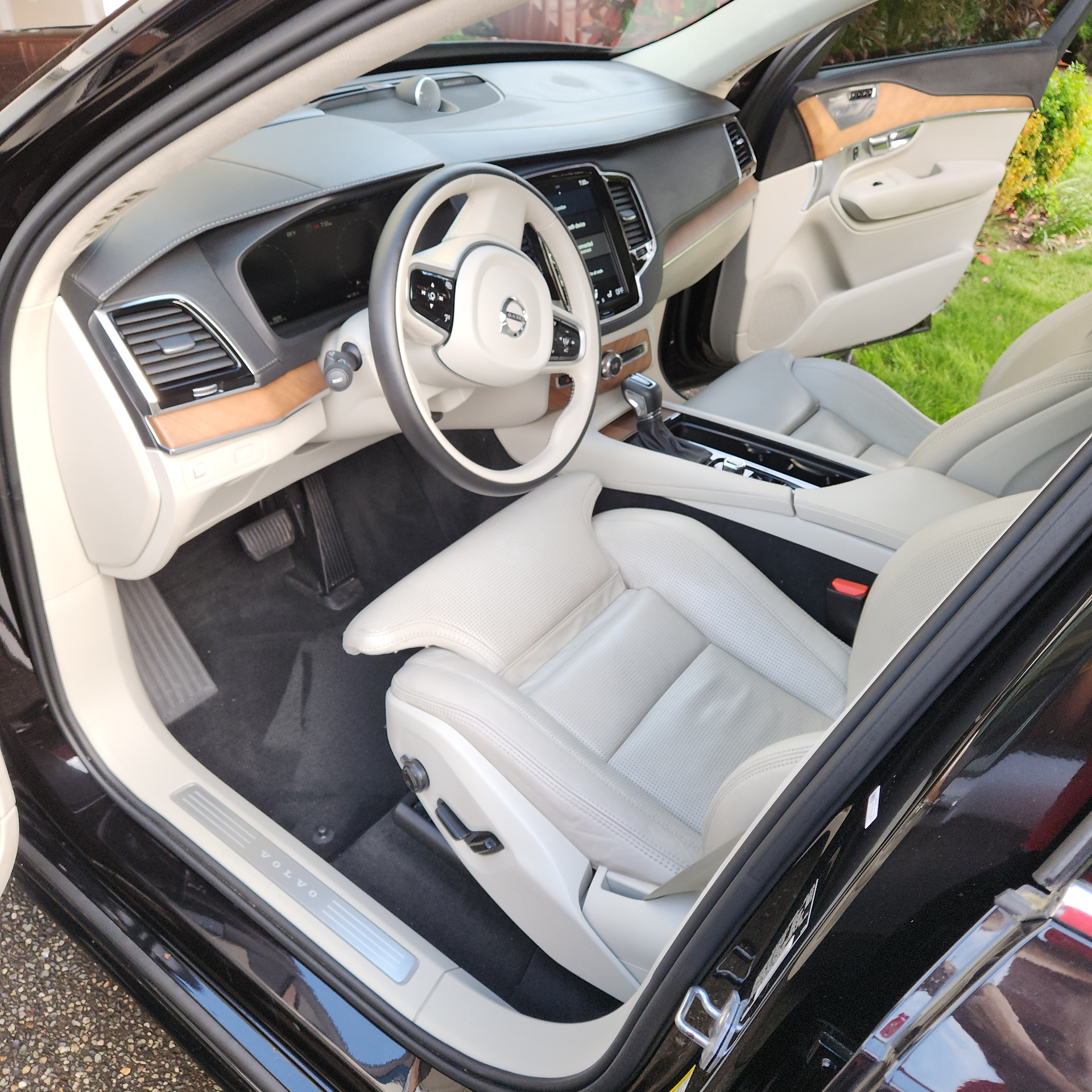 Volvo dashboard and front seats